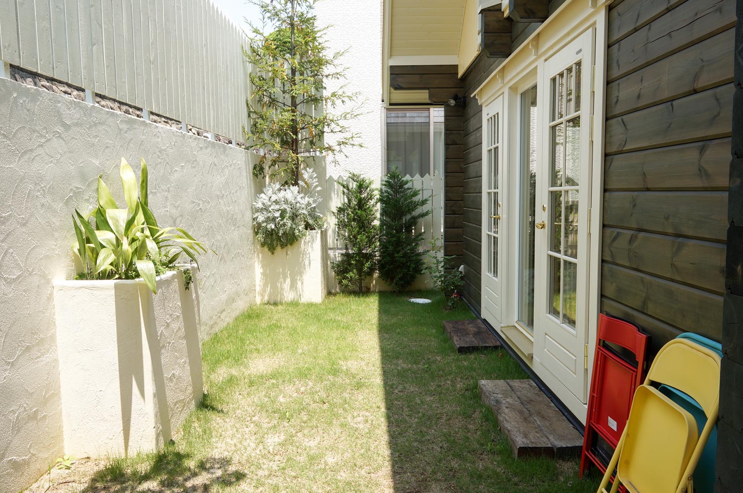 オリジナルアイアンを配したログハウスのモダンガーデン