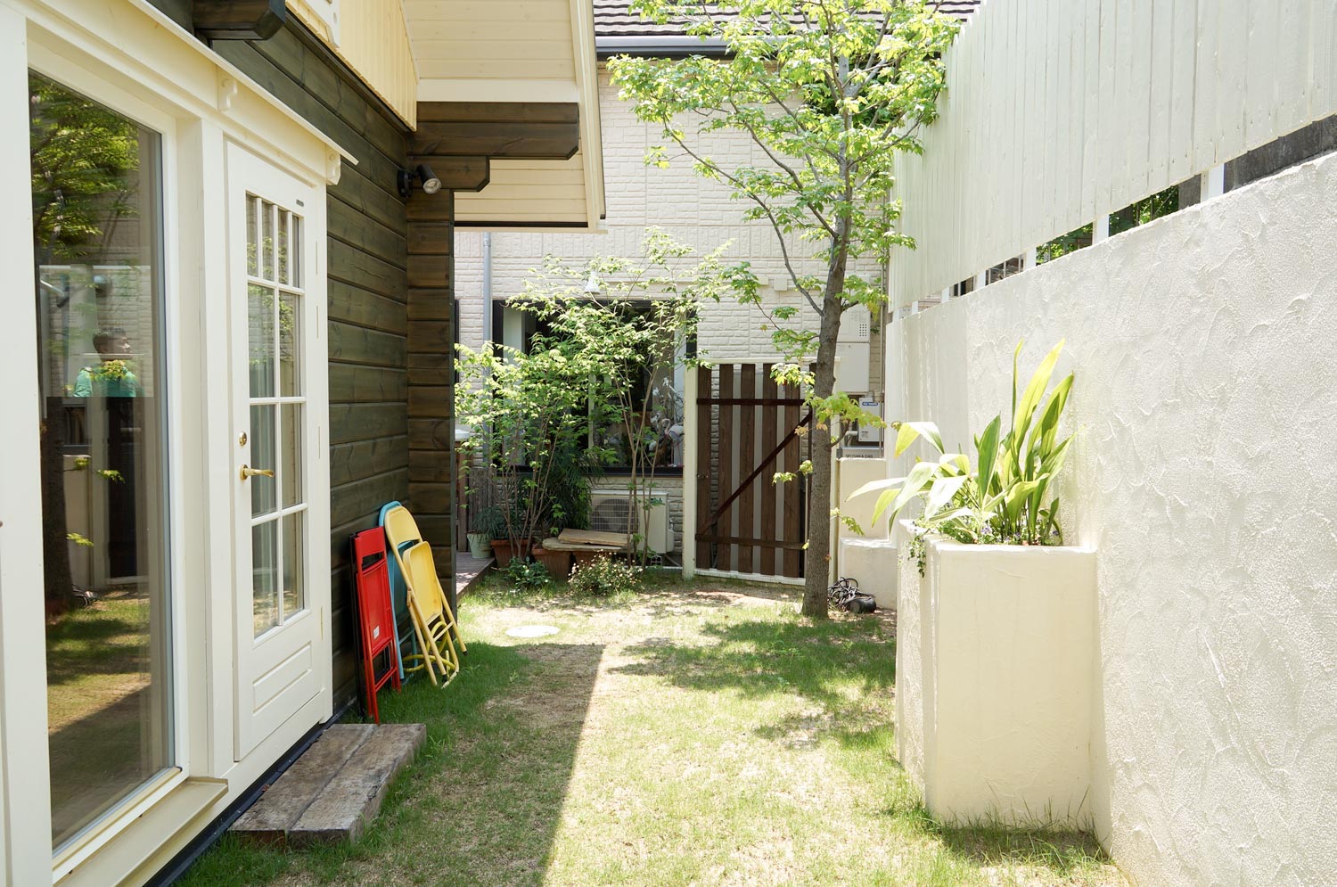 オリジナルアイアンを配したログハウスのモダンガーデン