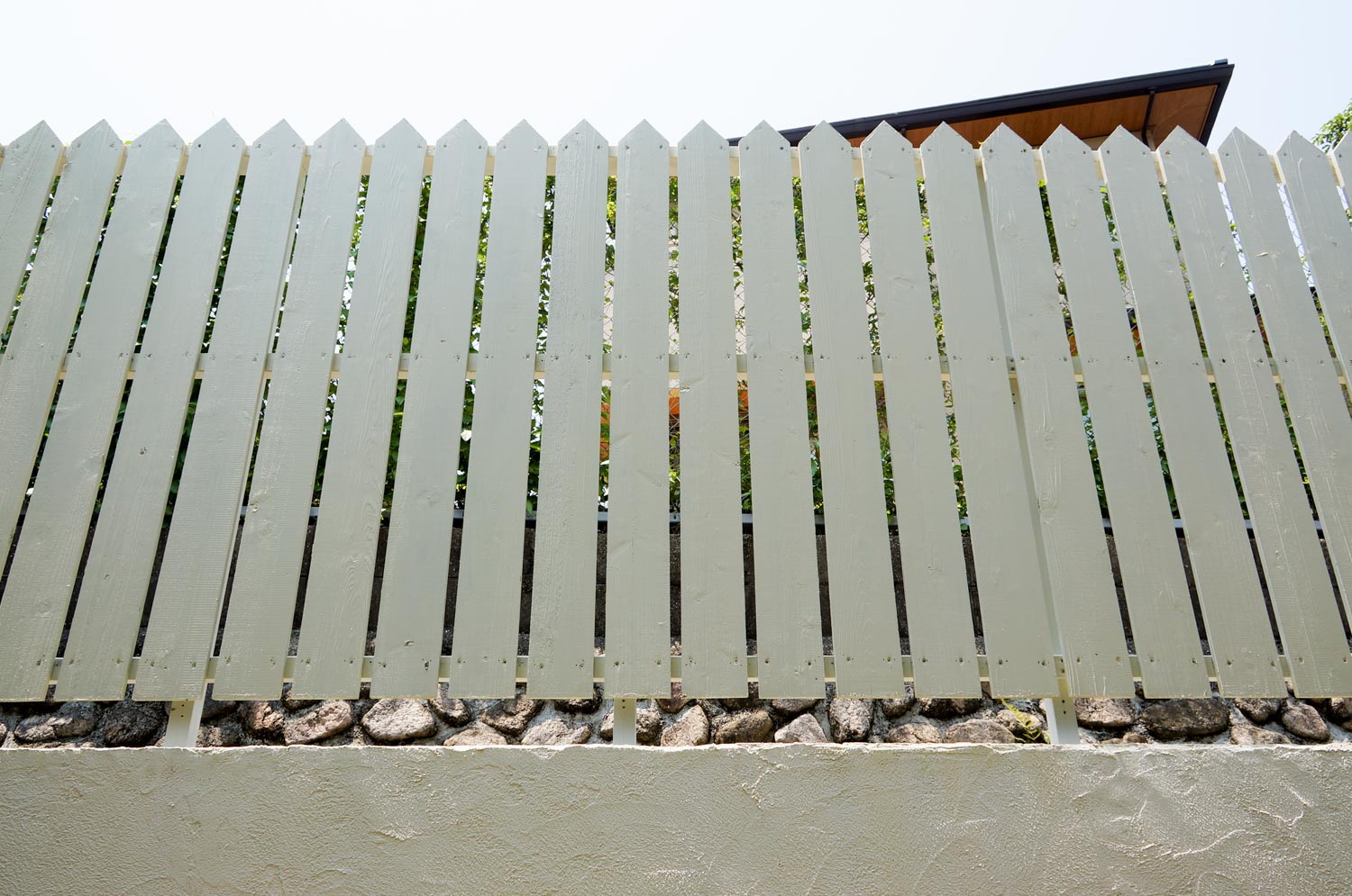 オリジナルアイアンを配したログハウスのモダンガーデン