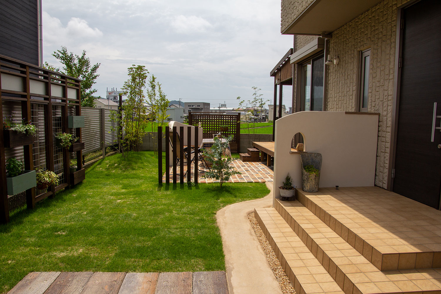 家族が楽しく暮らせる工夫がつまった庭とテラスハウス