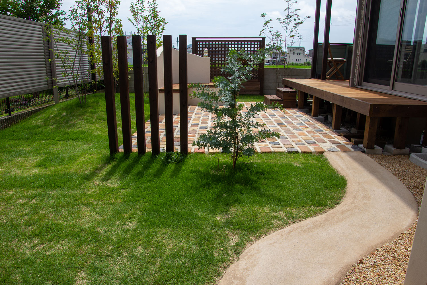 家族が楽しく暮らせる工夫がつまった庭とテラスハウス