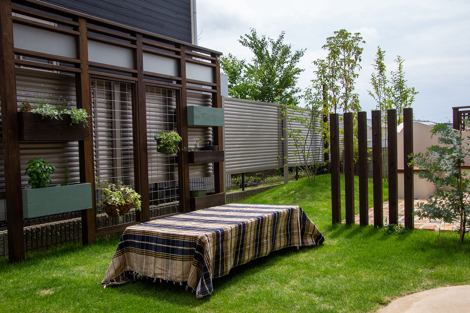 家族が楽しく暮らせる工夫がつまった庭とテラスハウス