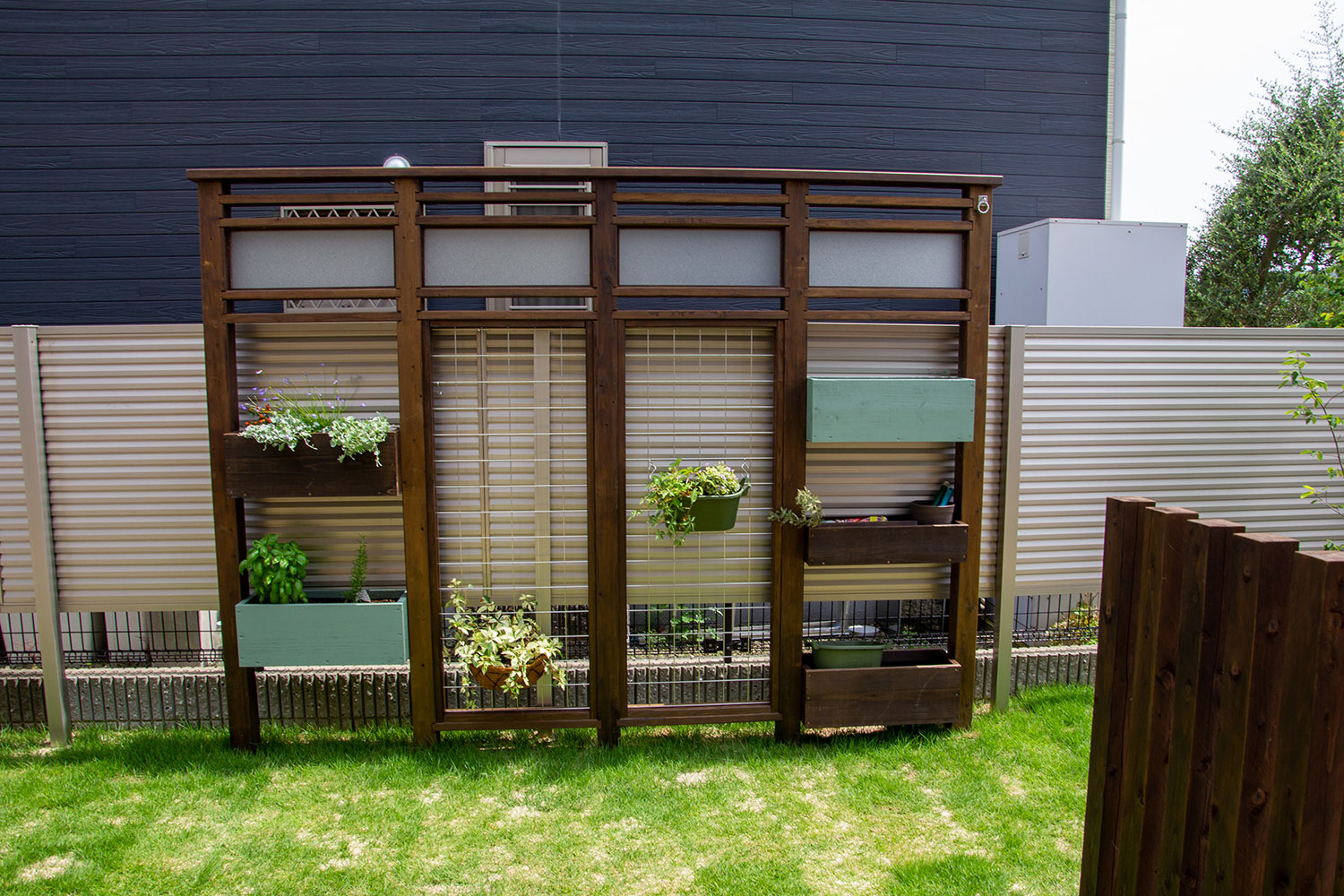 家族が楽しく暮らせる工夫がつまった庭とテラスハウス