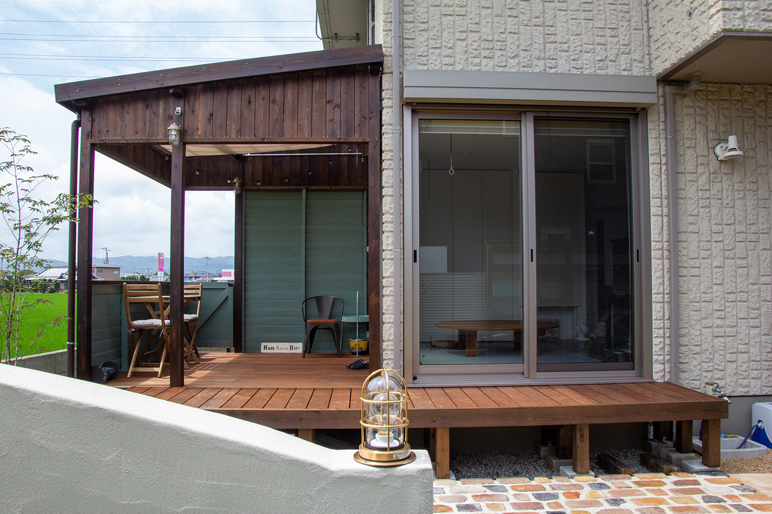 家族が楽しく暮らせる工夫がつまった庭とテラスハウス