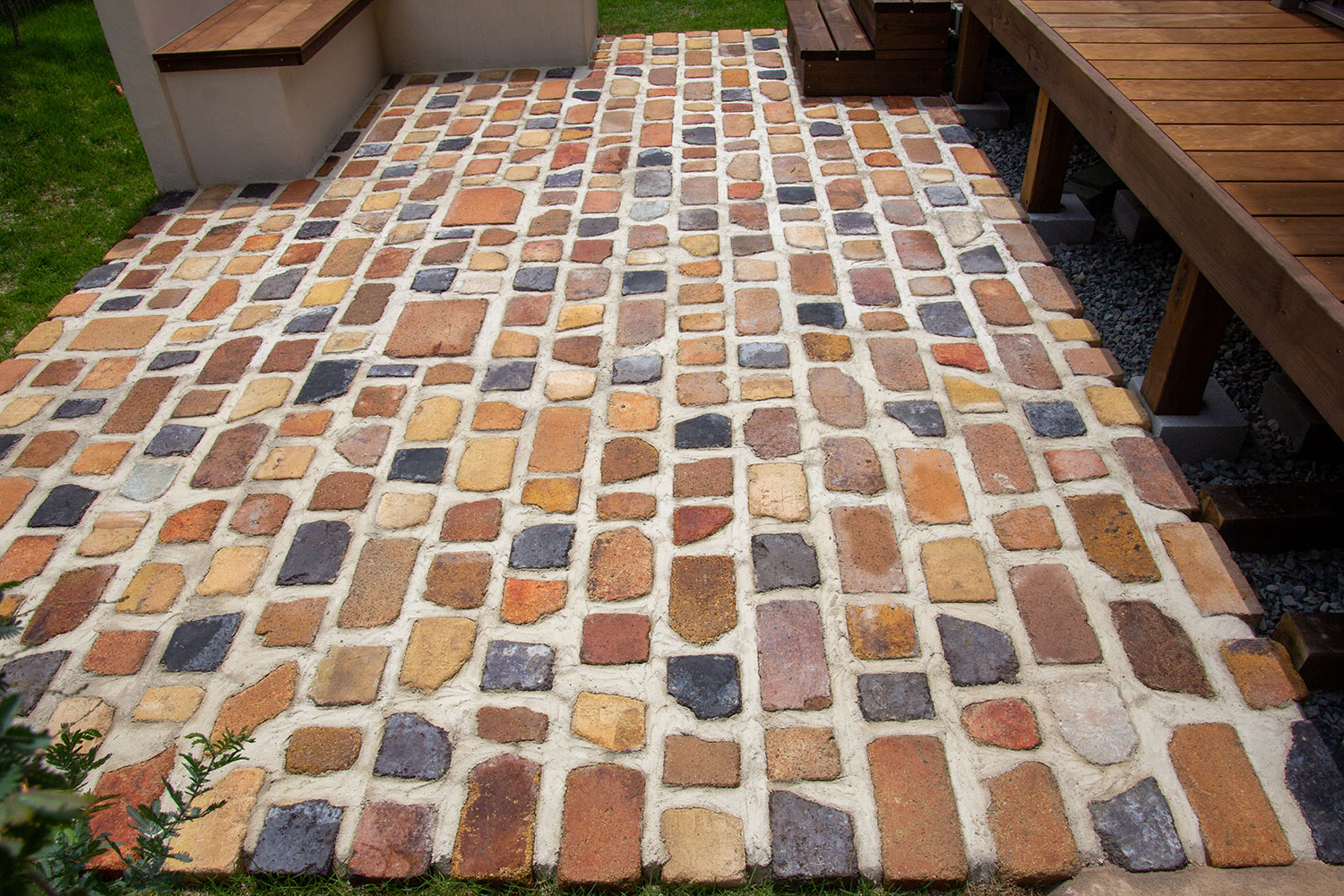 家族が楽しく暮らせる工夫がつまった庭とテラスハウス