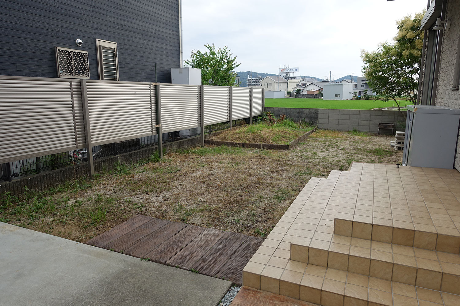 家族が楽しく暮らせる工夫がつまった庭とテラスハウス