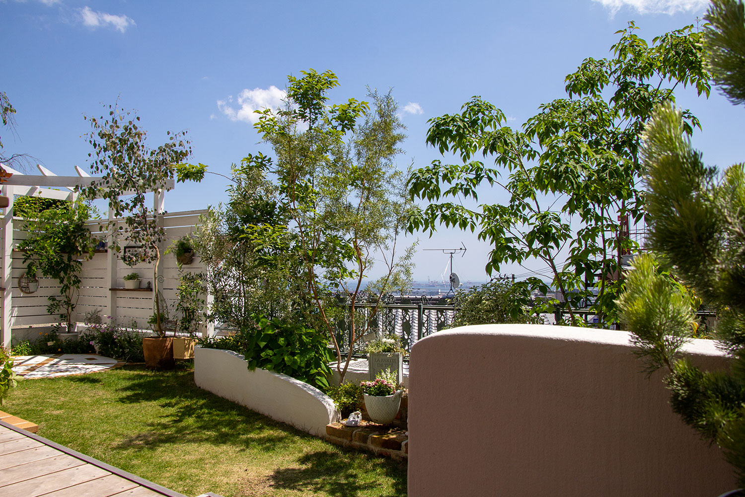 家族が楽しく暮らせる工夫がつまった庭とテラスハウス