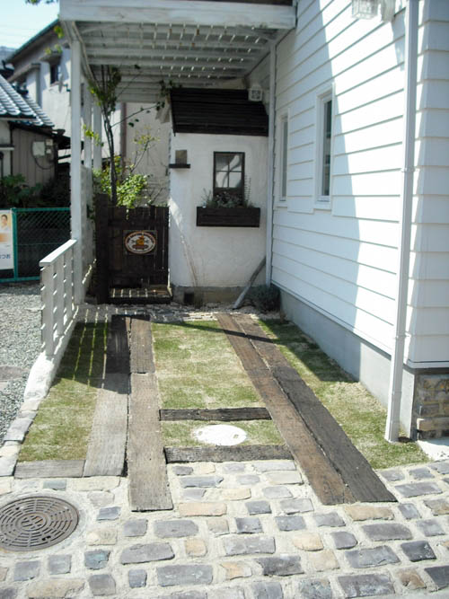 １階部分の駐車場・庭小屋・ガーデンドア・ビオトープ・植栽スペース