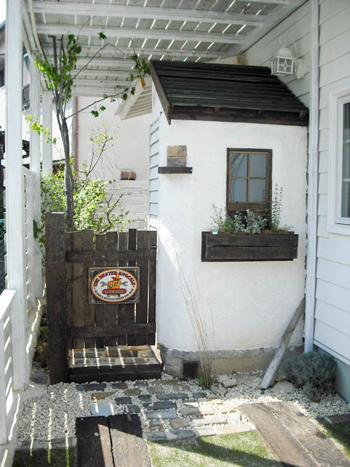 １階部分の駐車場・庭小屋・ガーデンドア・ビオトープ・植栽スペース