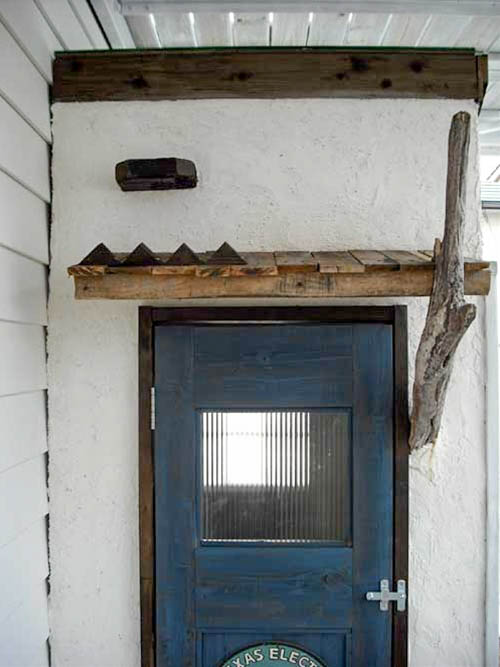 １階部分の駐車場・庭小屋・ガーデンドア・ビオトープ・植栽スペース