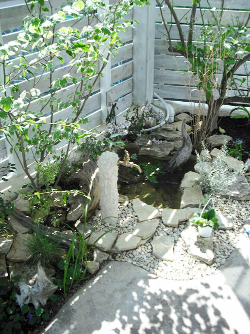 １階部分の駐車場・庭小屋・ガーデンドア・ビオトープ・植栽スペース