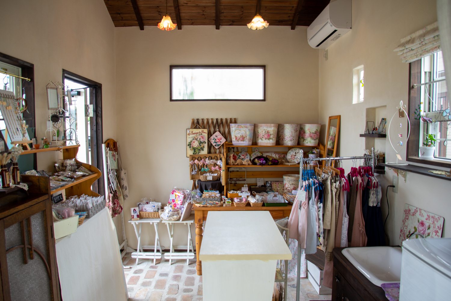 小屋を雑貨屋として活用