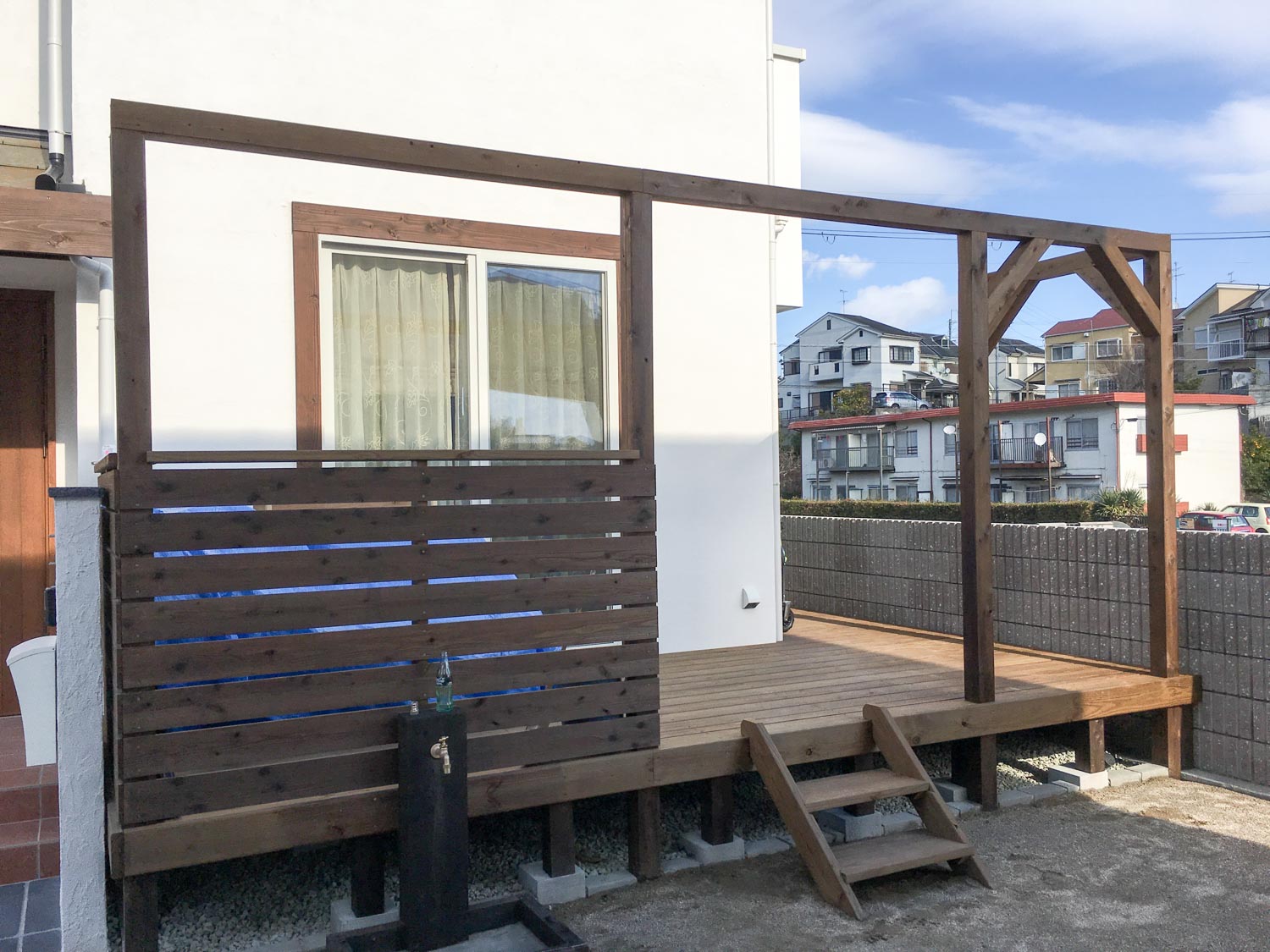 ハンモック吊りのあるウッドデッキ