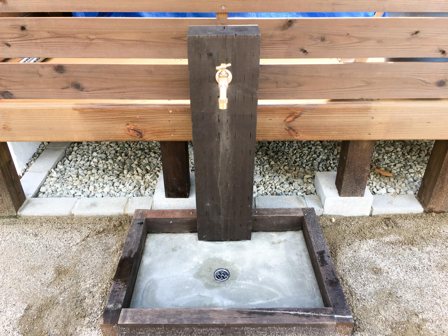 ハンモック吊りのあるウッドデッキ