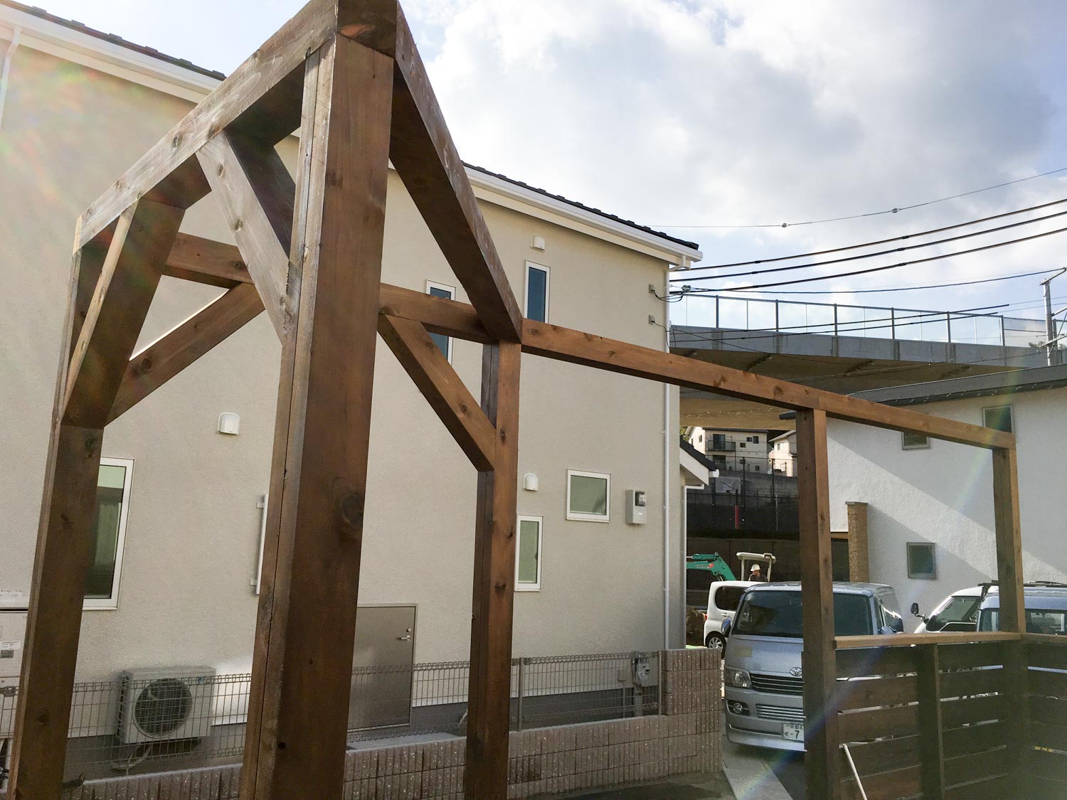 ハンモック吊りのあるウッドデッキ