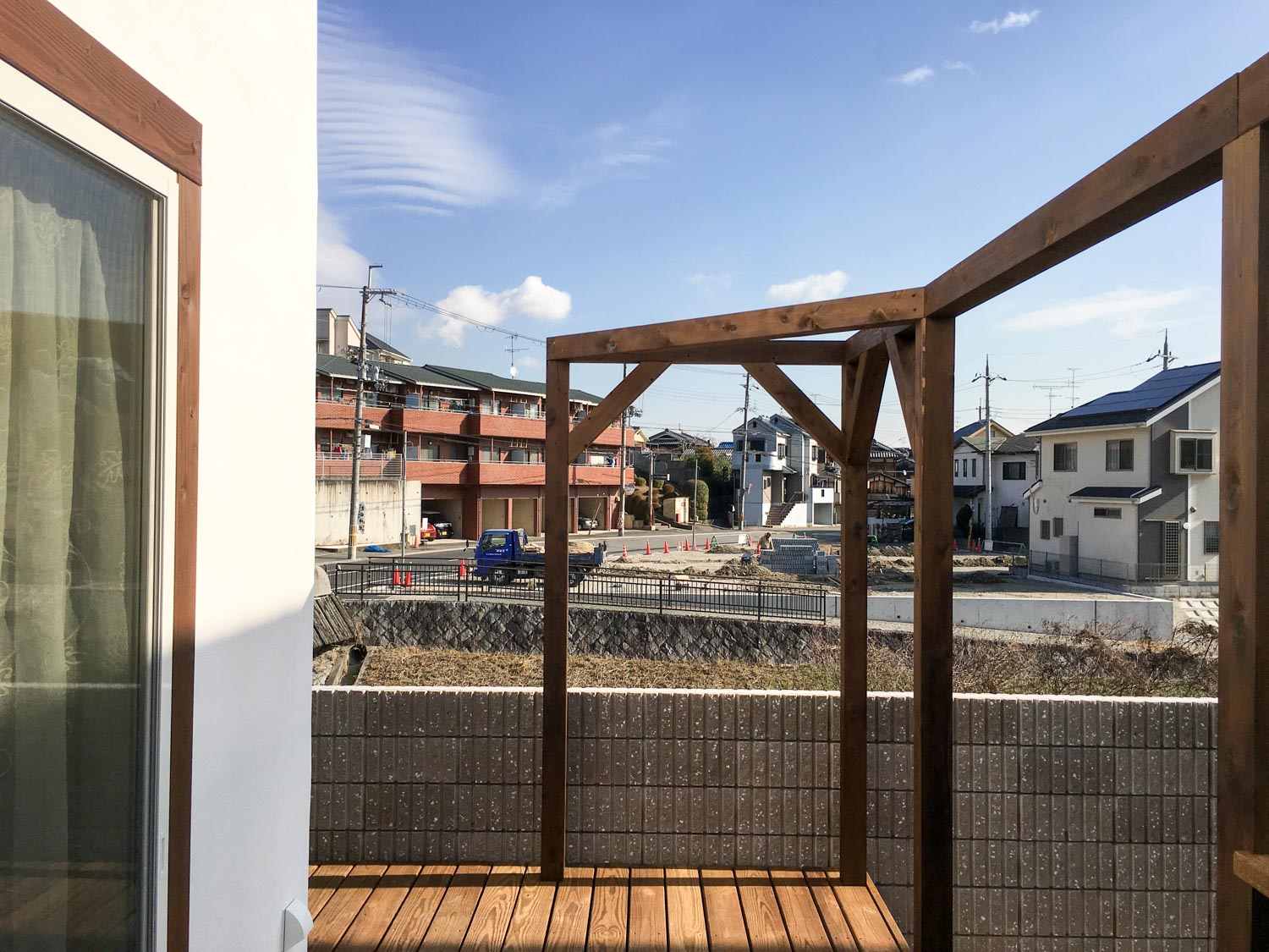 ハンモック吊りのあるウッドデッキ