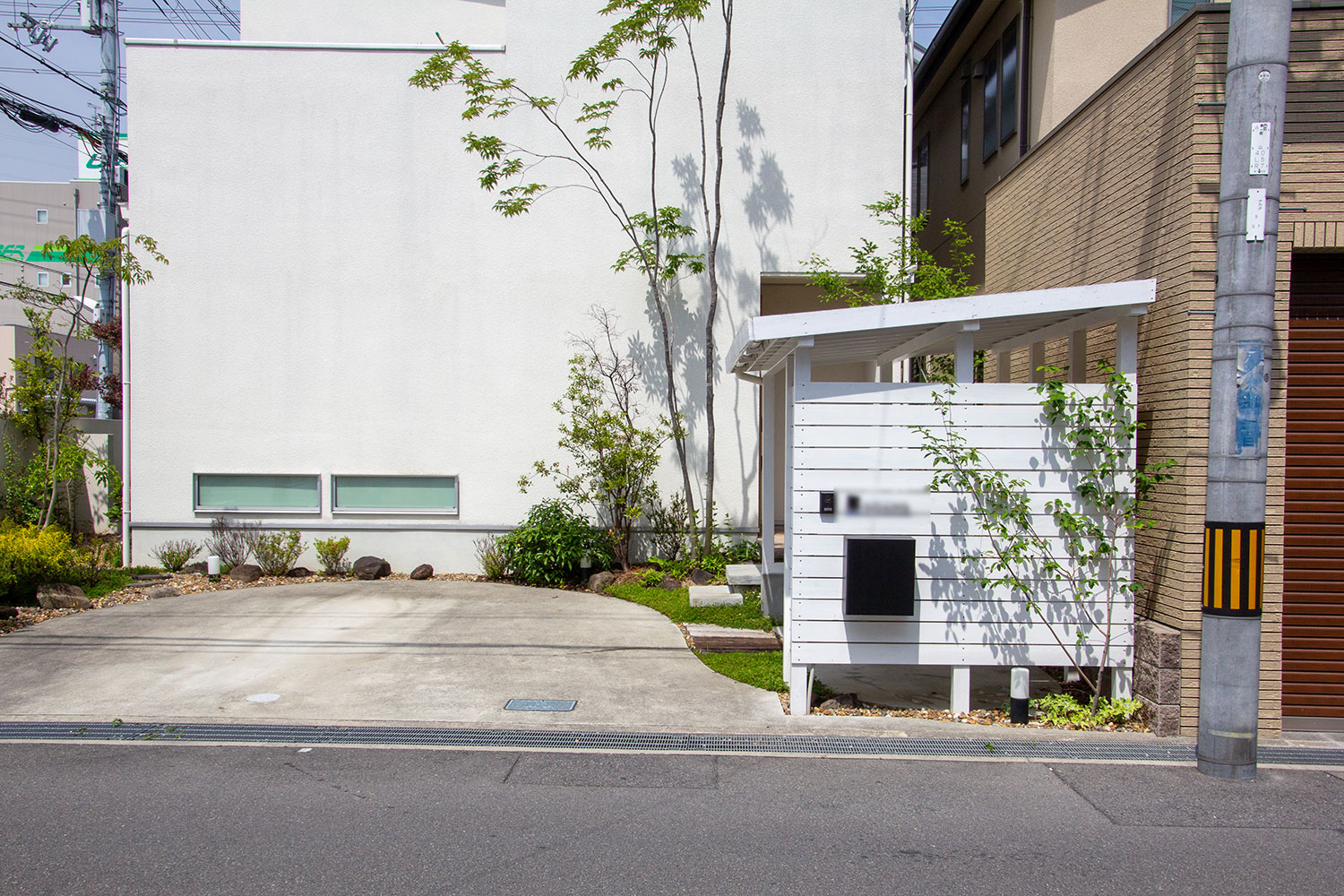 元々の庭の雰囲気と調和させた木製自転車置き場