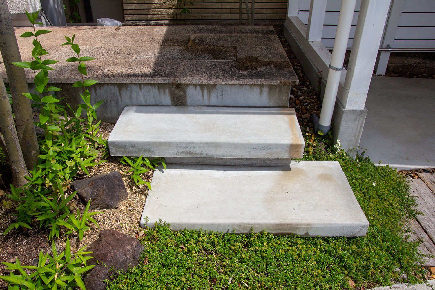 元々の庭の雰囲気と調和させた木製自転車置き場