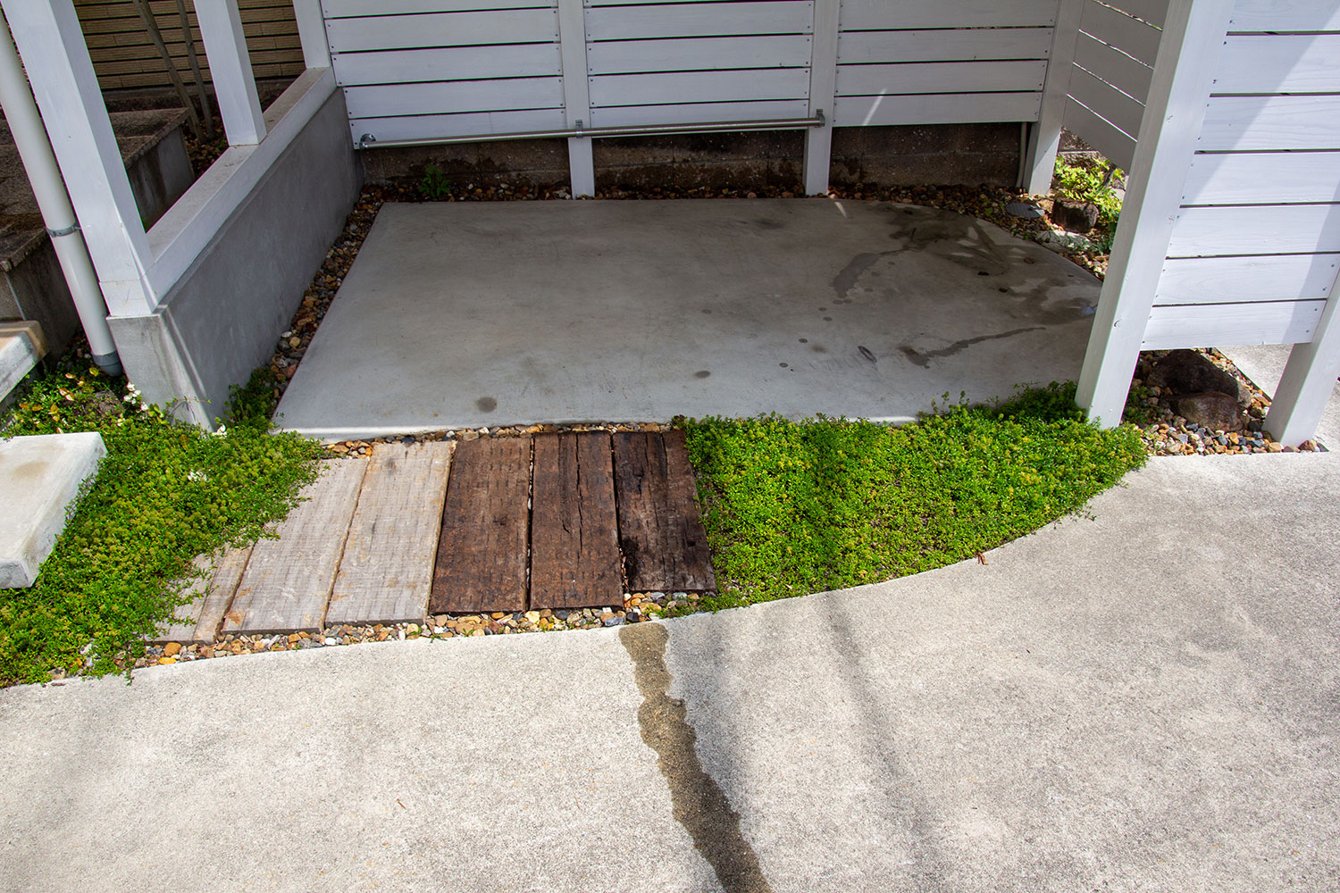 元々の庭の雰囲気と調和させた木製自転車置き場