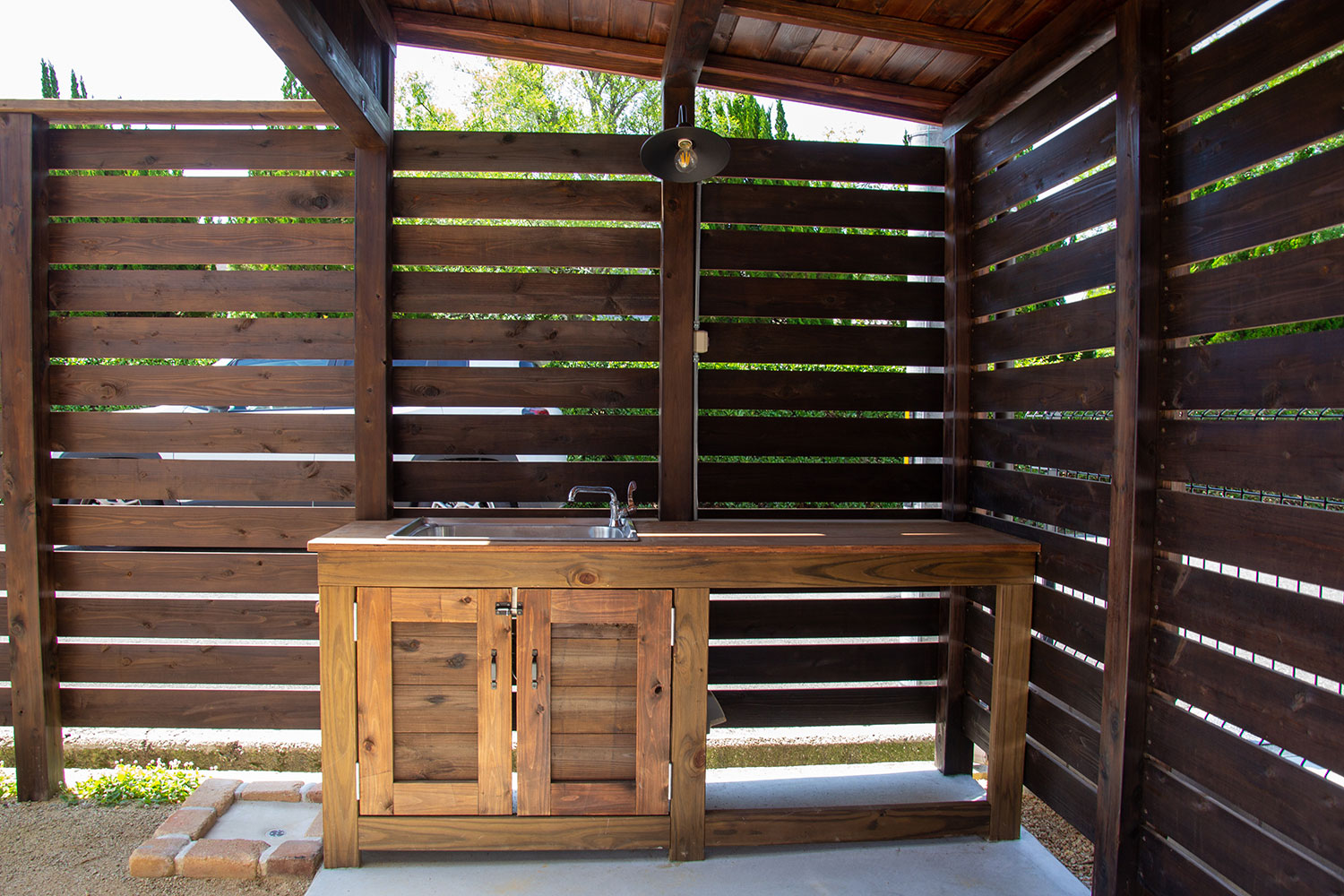 シンクつき木製自転車置き場