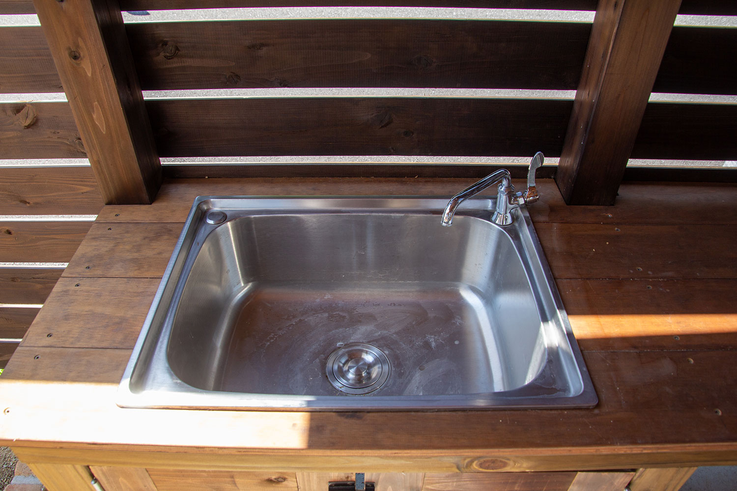 シンクつき木製自転車置き場